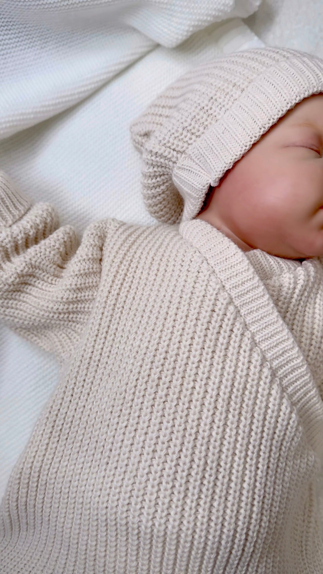 Ensemble Naissance Tricot épais 3 Pièces (0-3 mois) – Bonnet, Combinaison & Chaussons – Beige – Certifié OEKO-TEX®