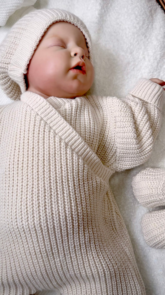 Ensemble Naissance Tricot épais 3 Pièces (0-3 mois) – Bonnet, Combinaison & Chaussons – Beige – Certifié OEKO-TEX®