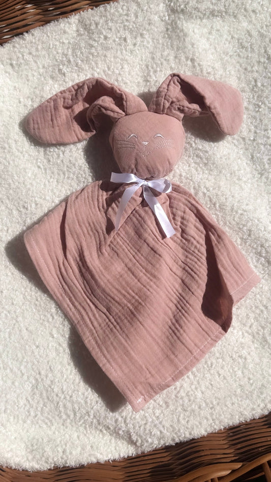 Doudou lapin personnalisé avec prénom brodé en gaze de coton-rose