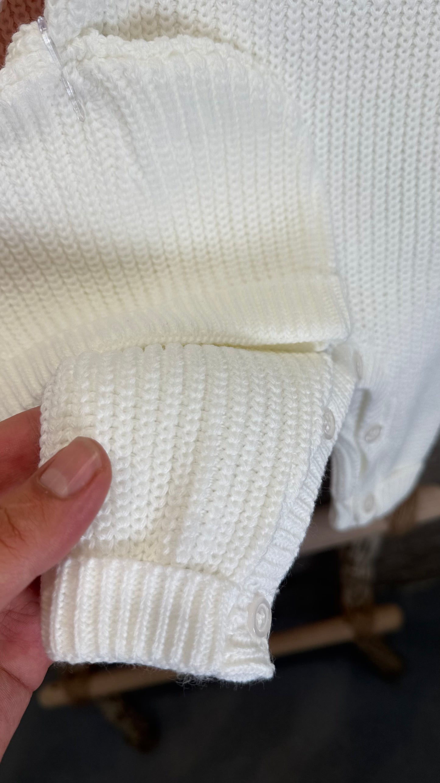 Zoom sur lâensemble de naissance personnalisĂ©e en broderie avec le prĂ©nom de bĂ©bĂ© ! SuccĂšs assurĂ© en cadeau de naissance, Ă la maternitĂ© ou Ă lâentourage Ă lâhĂŽpital. A ne pas manquer dans sa liste de naissance ou dans la valise de maternitĂ©.