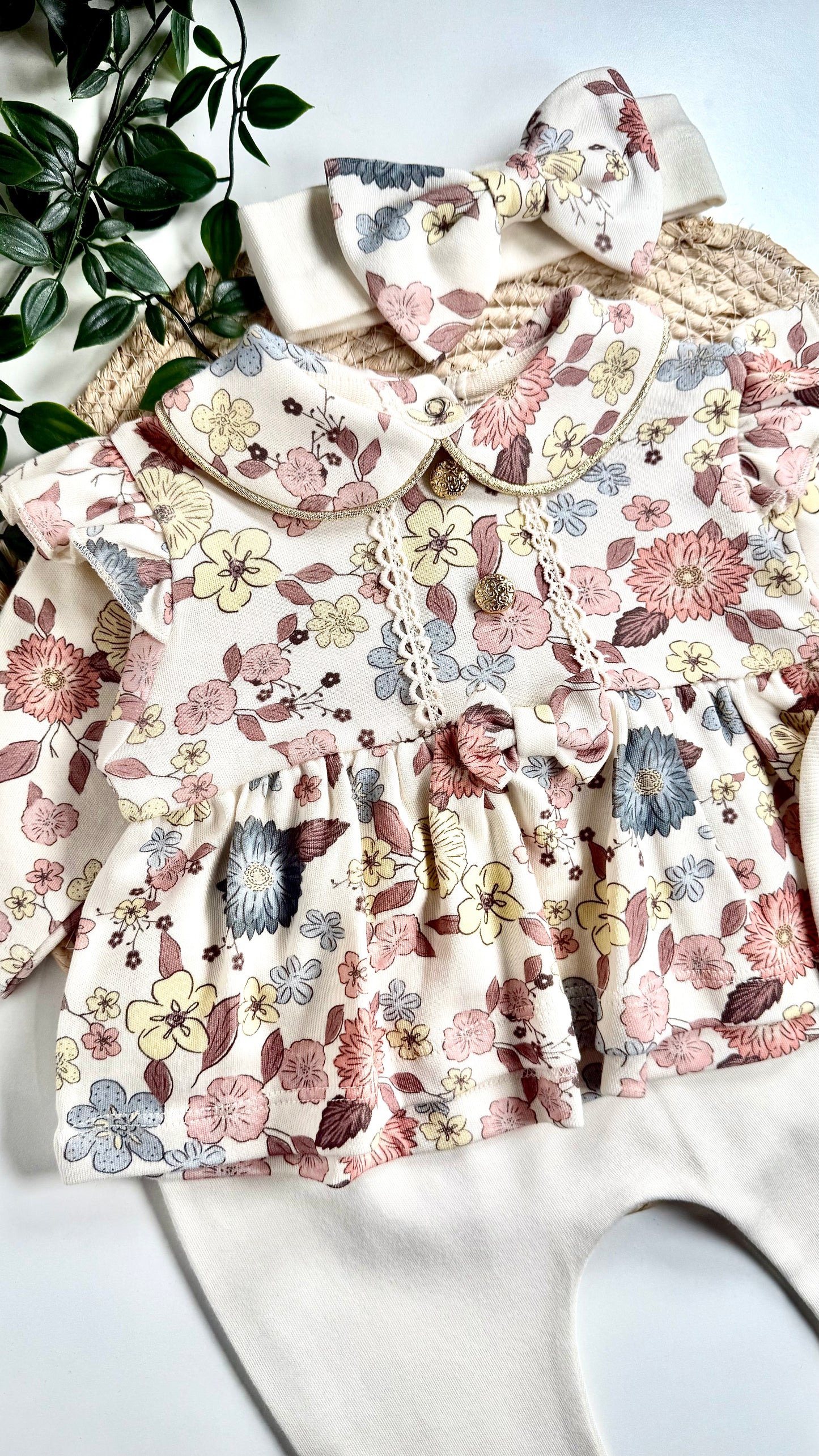 Coffret cadeau ensemble naissance fille beige et doré en coton bio 5 pièces