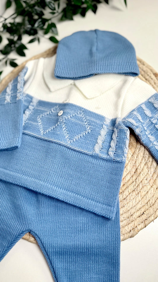 Zoom sur la maille douce de l’ensemble naissance garçon en maille bleu marine 0-3 mois certifié OEKO-TEX®