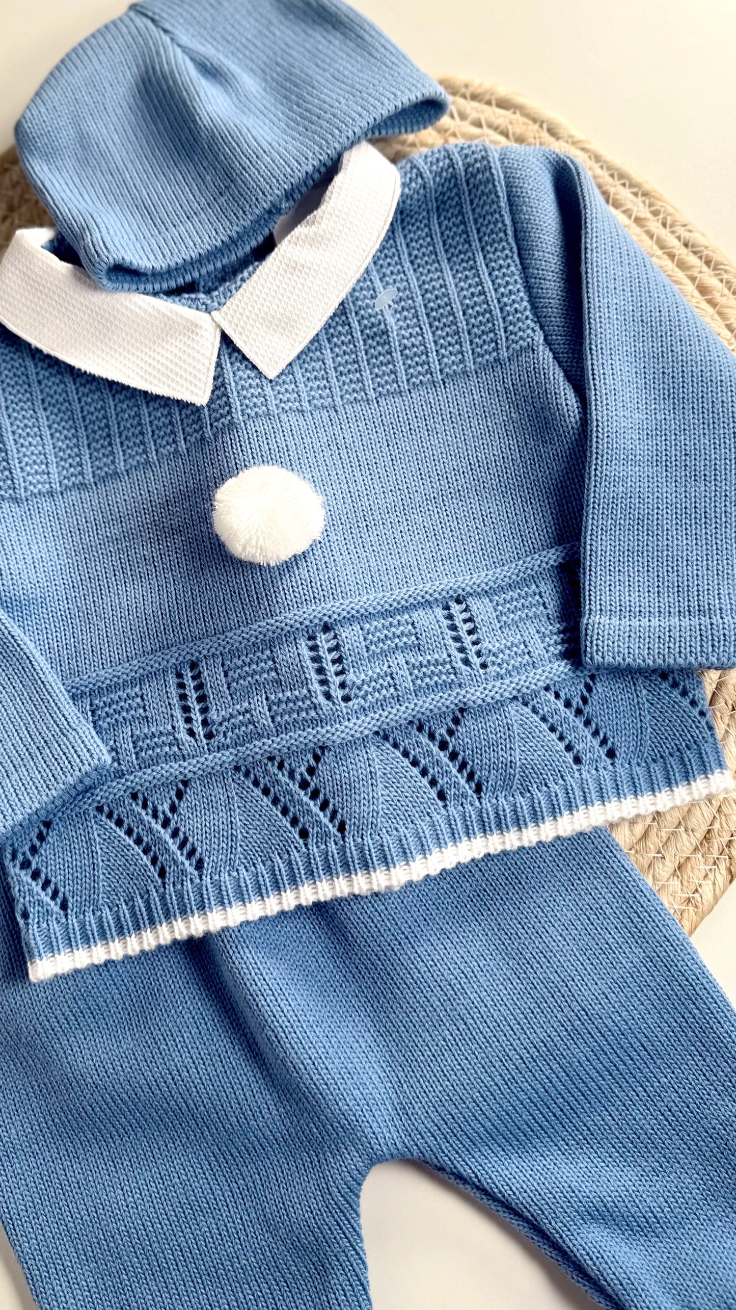 Bébé portant un ensemble en maille 3 pièces naissance 0-3 mois avec bonnet, pantalon et haut, cadeau de maternité mixte