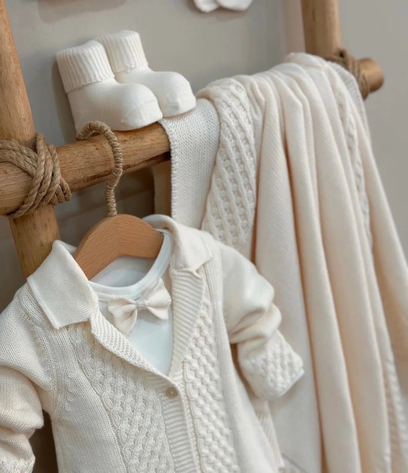 Première tenue bébé garçon crème pour la maternité