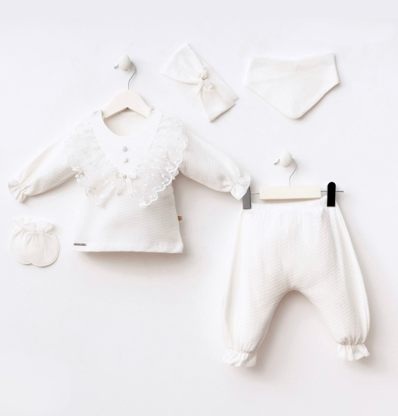 [Gamme Premium] Ensemble bébé fille 5 pièces – Blanc coton (0-3 mois)