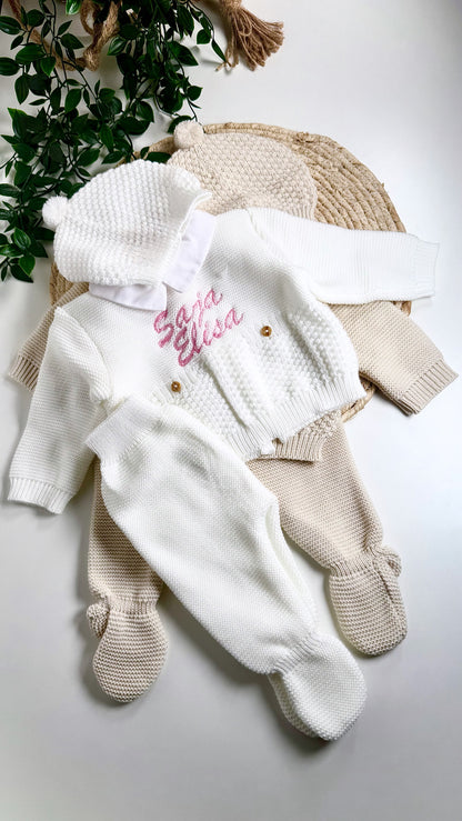 Ensemble naissance personnalisée en broderie avec le prénom de bébé. Parfait pour la maternité, ou en cadeau de naissance. Coffret cadeau personnalisé avec amour. Tenue de naissance personnalisée avec son bonnet, le haut et le pantalon. Envoie dans toute l’europe.