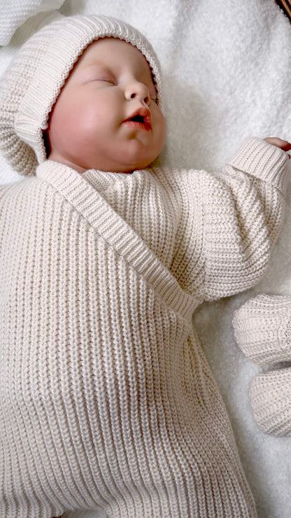 Ensemble Naissance Tricot épais 3 Pièces (0-3 mois) – Bonnet, Combinaison & Chaussons – Beige – Certifié OEKO-TEX®