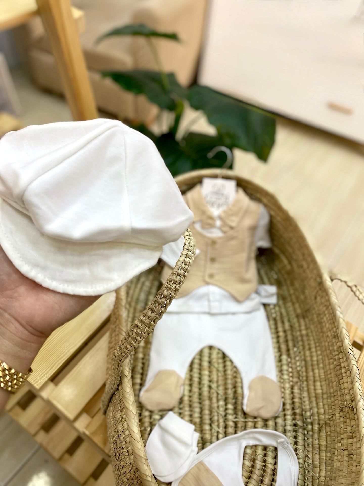 [Premium] Ensemble naissance garçon 100% coton bio couleur beige – Haut, pantalon, casquette, gants et bavoir – 0-3 mois