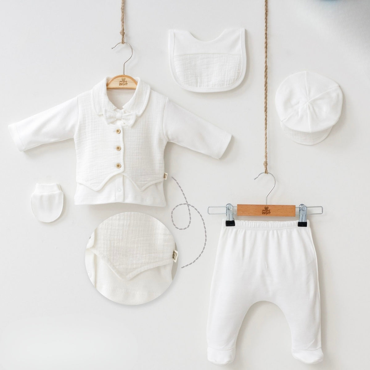 [Premium] Ensemble naissance garçon 100% coton blanc – Haut, pantalon, casquette, gants et bavoir – 0-3 mois