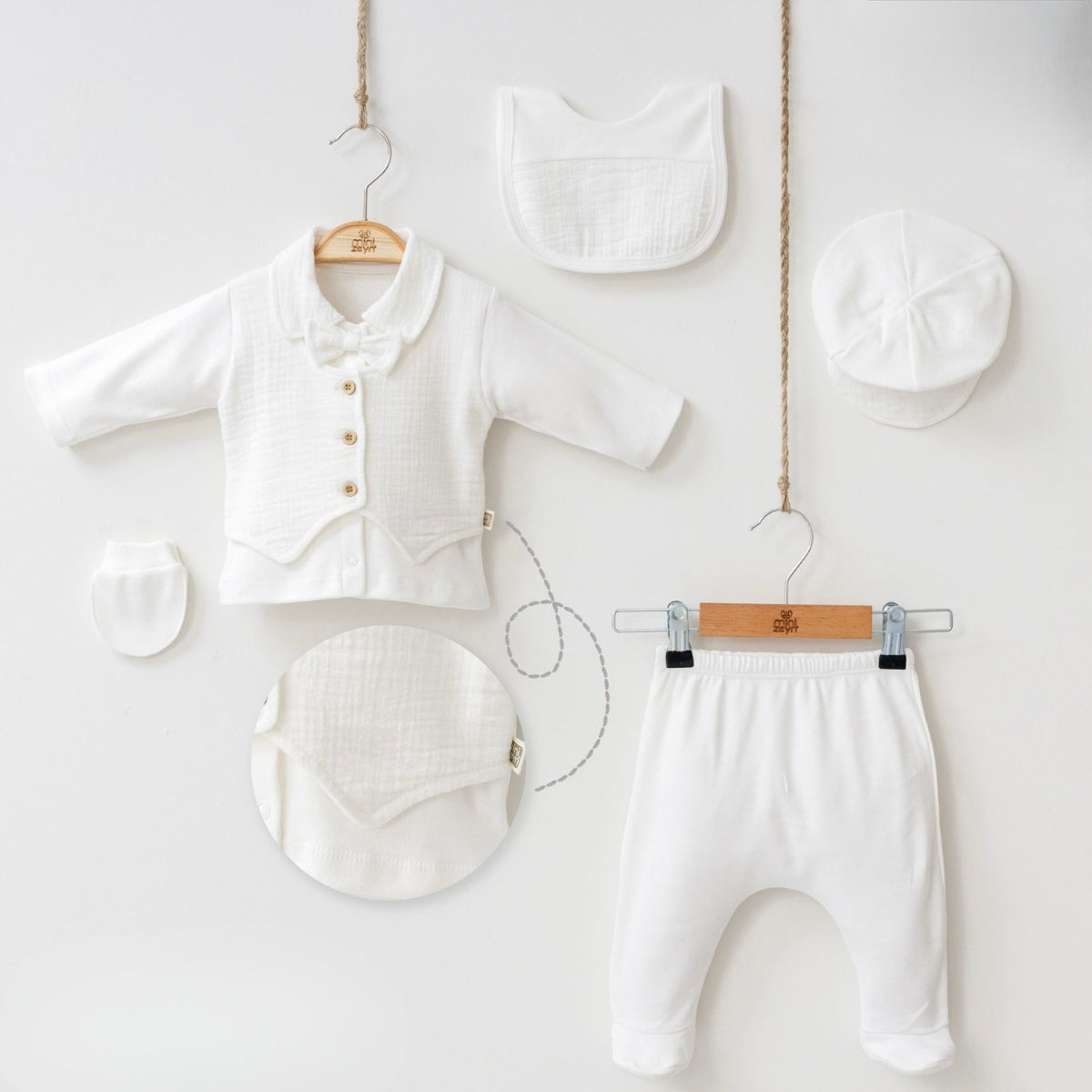 [Premium] Ensemble naissance garçon 100% coton bio blanc – Haut, pantalon, casquette, gants et bavoir – 0-3 mois