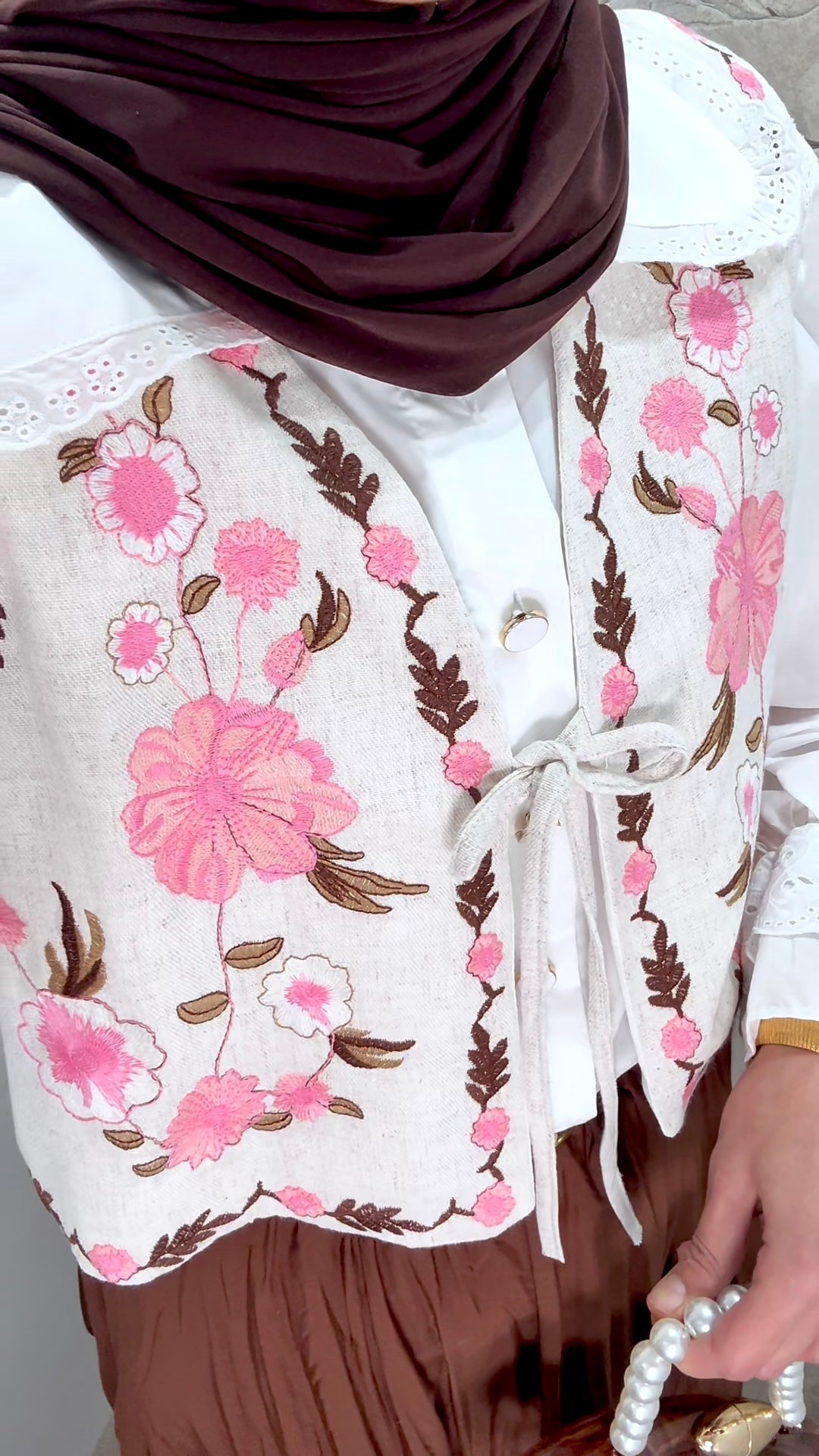 [Premium]  Gilet sans manche brodé - crème