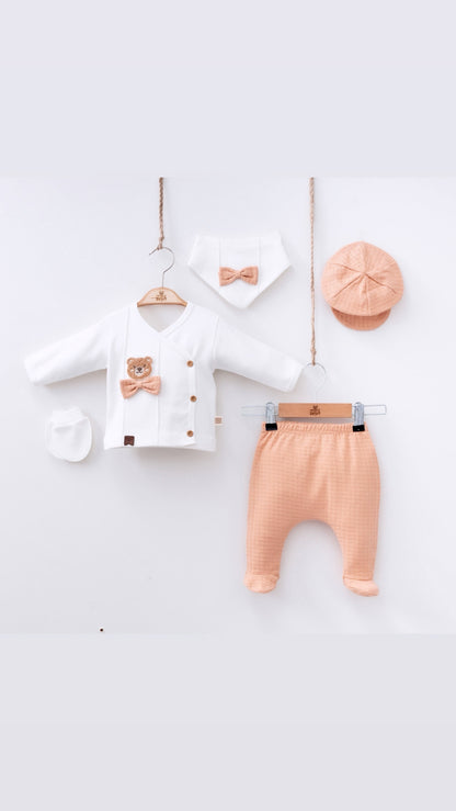 [Premium] Ensemble naissance garçon 100% coton bio, couleur pêche – Haut, pantalon, casquette, gants et bavoir – 0-3 mois