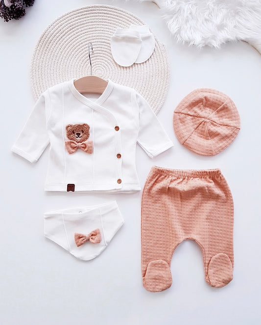 [Premium] Ensemble naissance garçon 100% coton bio, couleur pêche – Haut, pantalon, casquette, gants et bavoir – 0-3 mois