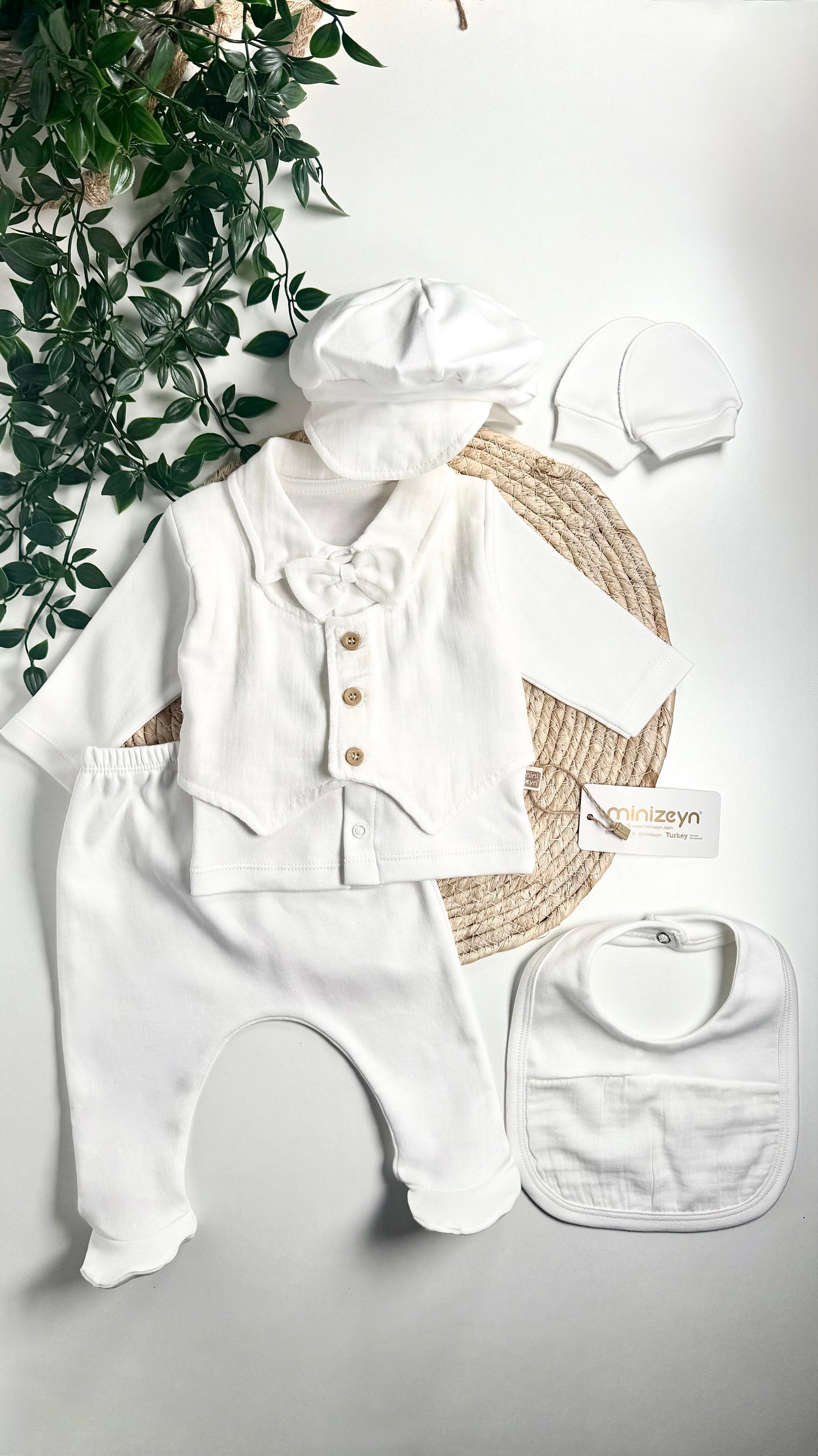 Ensemble naissance garçon blanc 0-3 mois en coton premium – Haut, pantalon, casquette, gants et bavoir