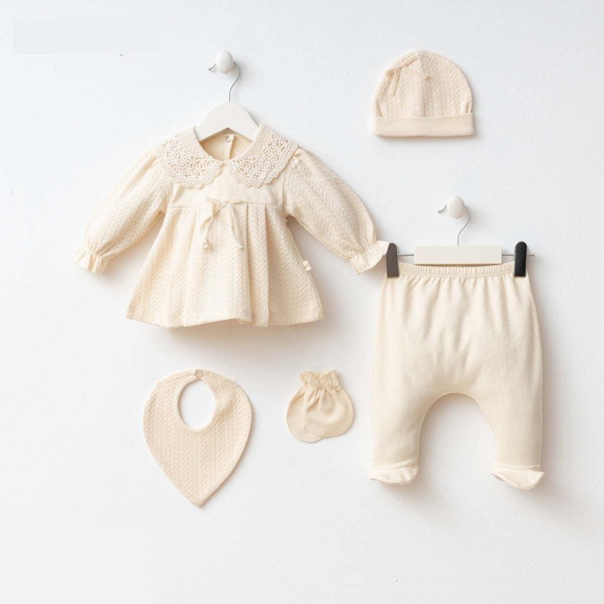 [Gamme Premium] Ensemble bébé fille 5 pièces – Beige coton bio (0-3 mois)