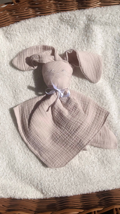 Doudou pour bébé fille ou garçon – cadeau de naissance brodé- beige