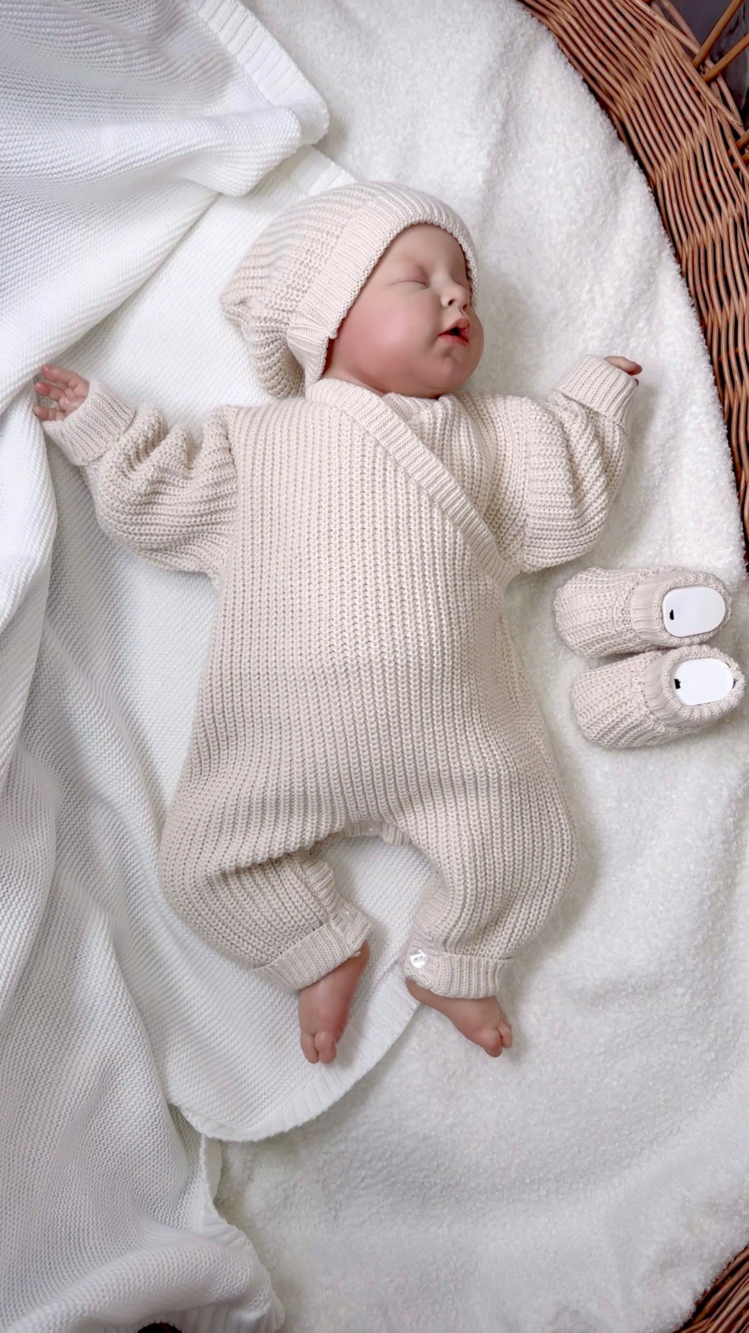 Ensemble Naissance Tricot épais 3 Pièces (0-3 mois) – Bonnet, Combinaison & Chaussons – Beige – Certifié OEKO-TEX®