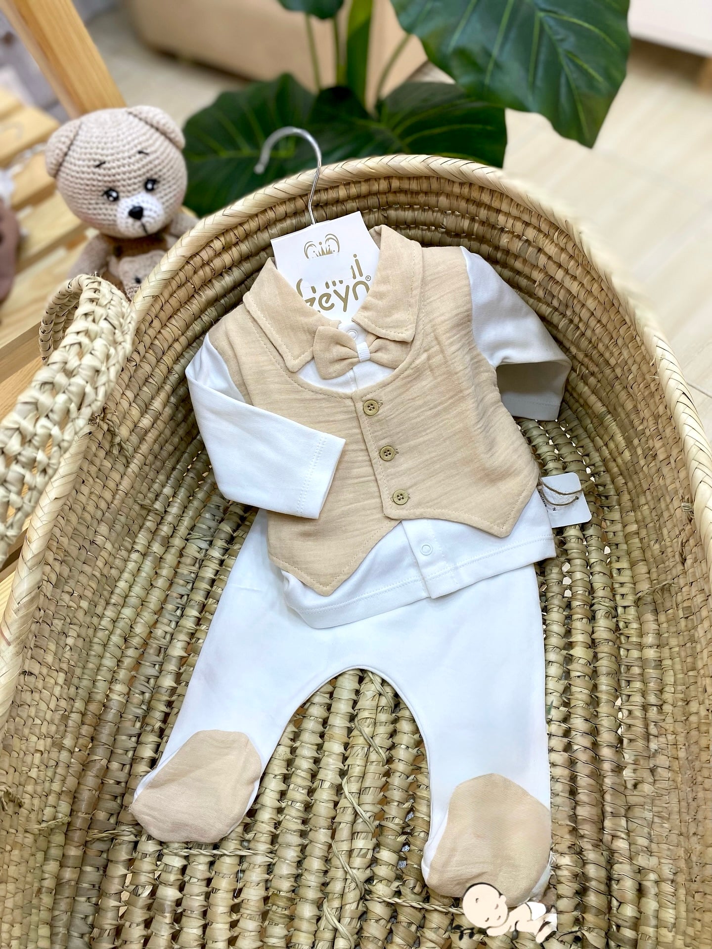 [Premium] Ensemble naissance garçon 100% coton bio couleur beige – Haut, pantalon, casquette, gants et bavoir – 0-3 mois