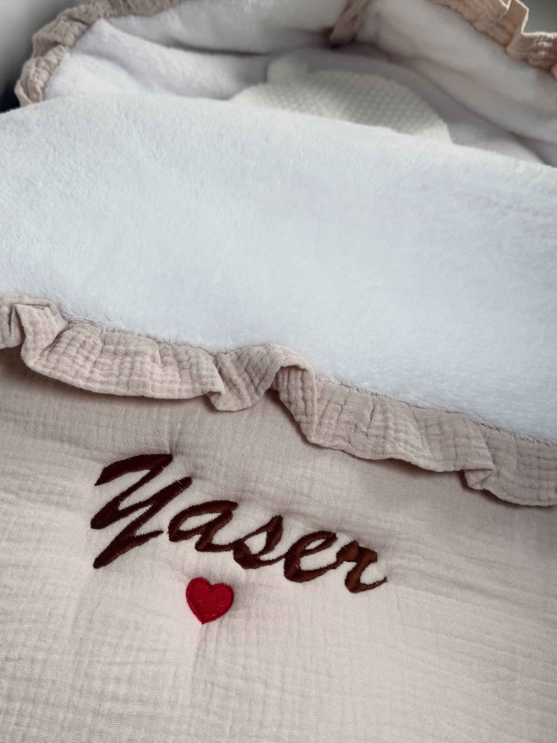 Chancelière personnalisée en broderie avec le prénom de bébé 