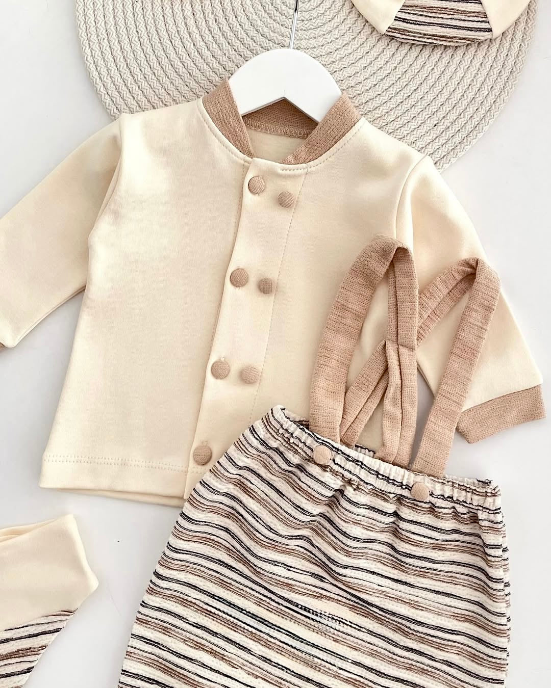 [Premium] Ensemble naissance garçon 100% coton bio couleur crème/bleu – Haut, pantalon, casquette, gants et bavoir – 0-3 mois