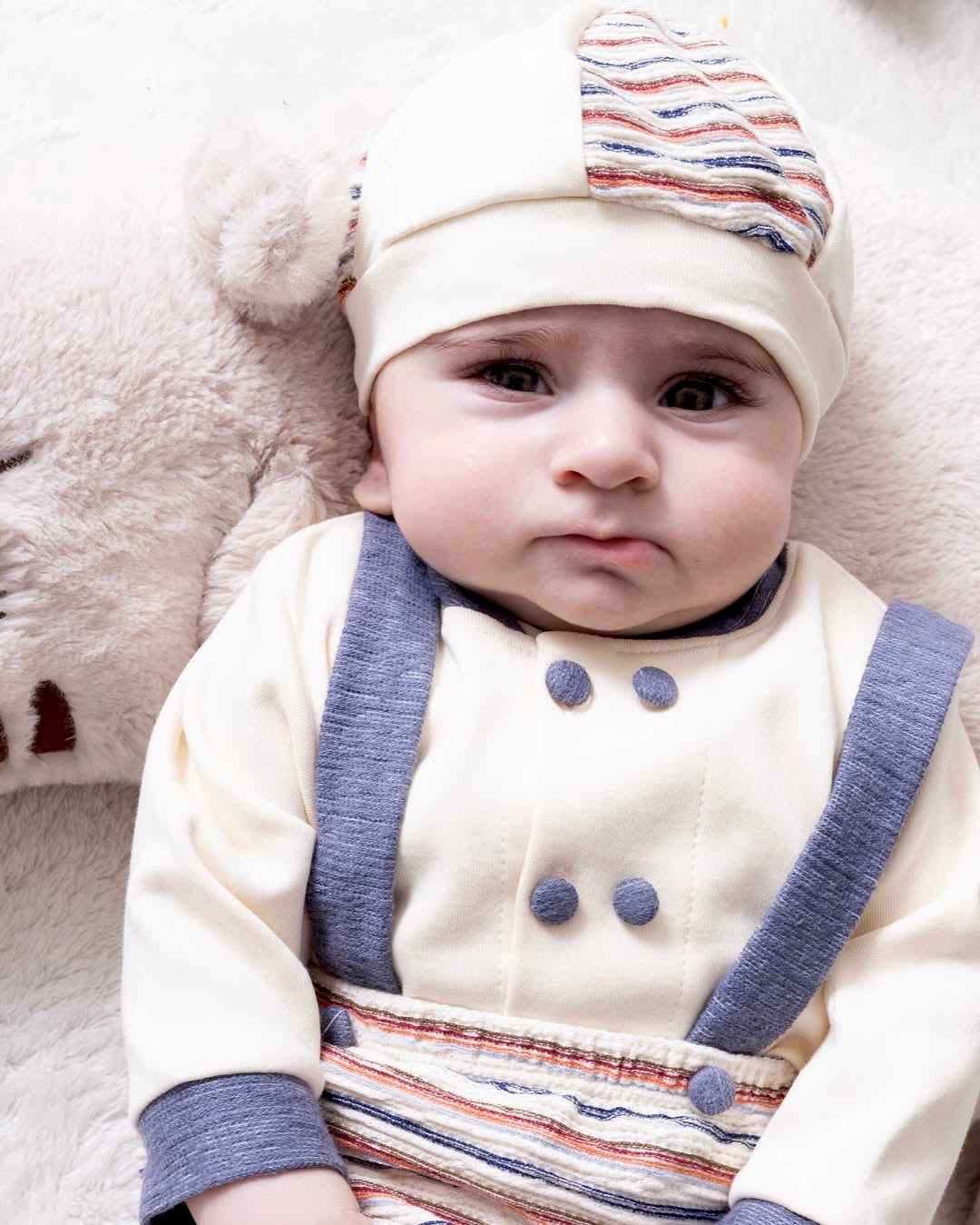 [Premium] Ensemble naissance garçon 100% coton bio couleur crème/bleu – Haut, pantalon, casquette, gants et bavoir – 0-3 mois