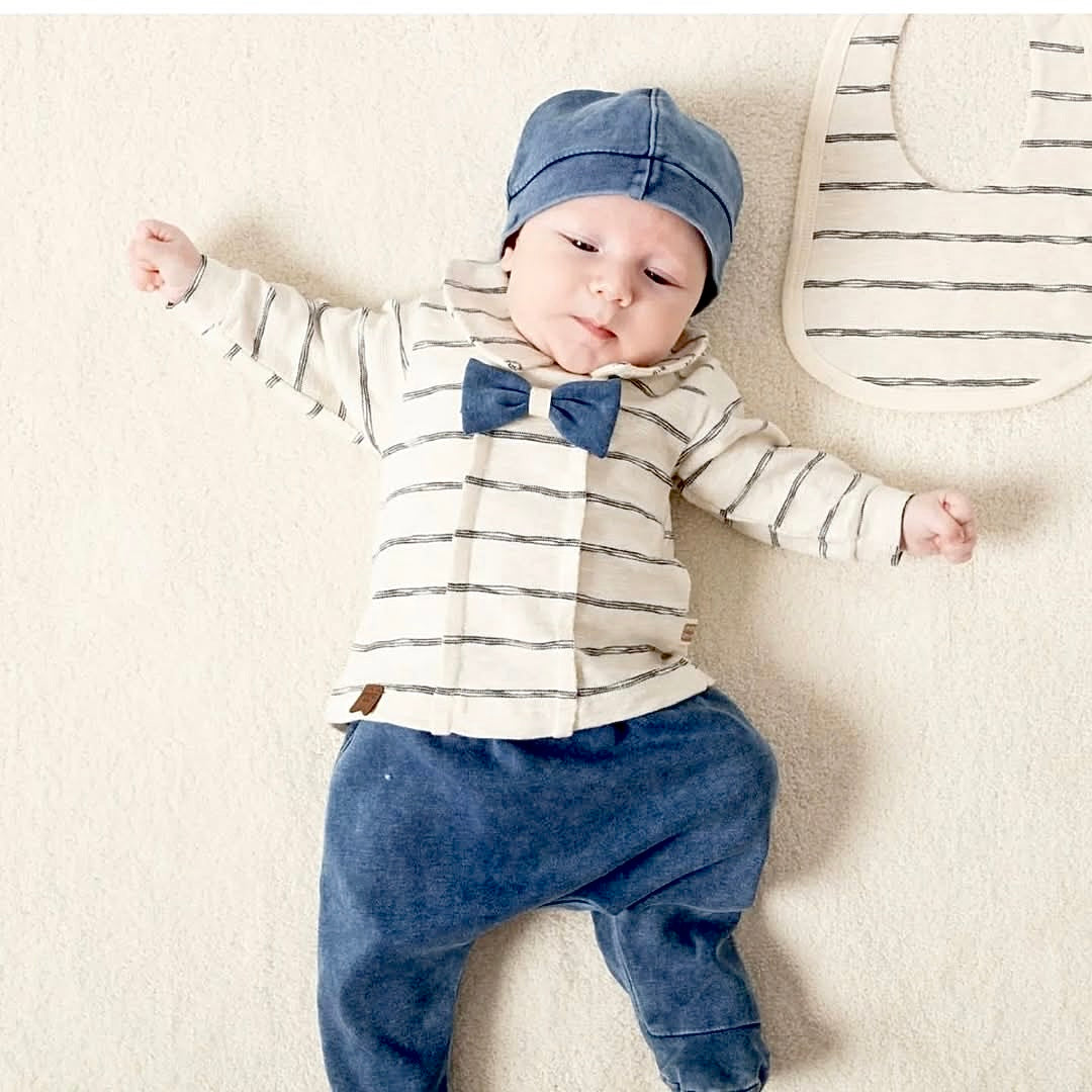 [Premium] Ensemble naissance garçon 100% coton bio bleu/crème – Haut, pantalon, bonnet, gants et bavoir – 0-3 mois