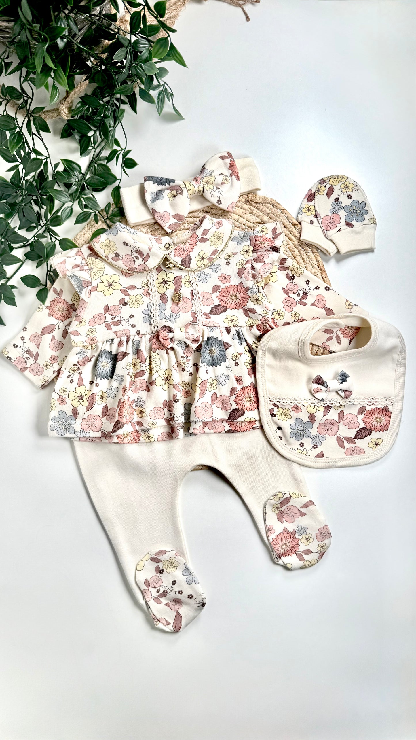 Ensemble naissance fille 5 pièces beige avec détails fleuris et dorés en coton bio 0-3 mois