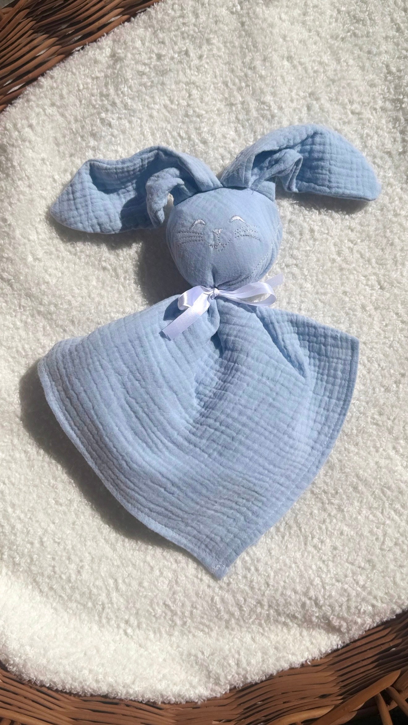 Doudou bébé brodé au prénom pour un bébé garçon – douceur et réconfort dès la naissance-bleu
