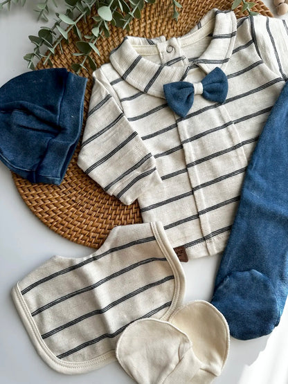 [Premium] Ensemble naissance garçon 100% coton bio bleu/crème – Haut, pantalon, bonnet, gants et bavoir – 0-3 mois