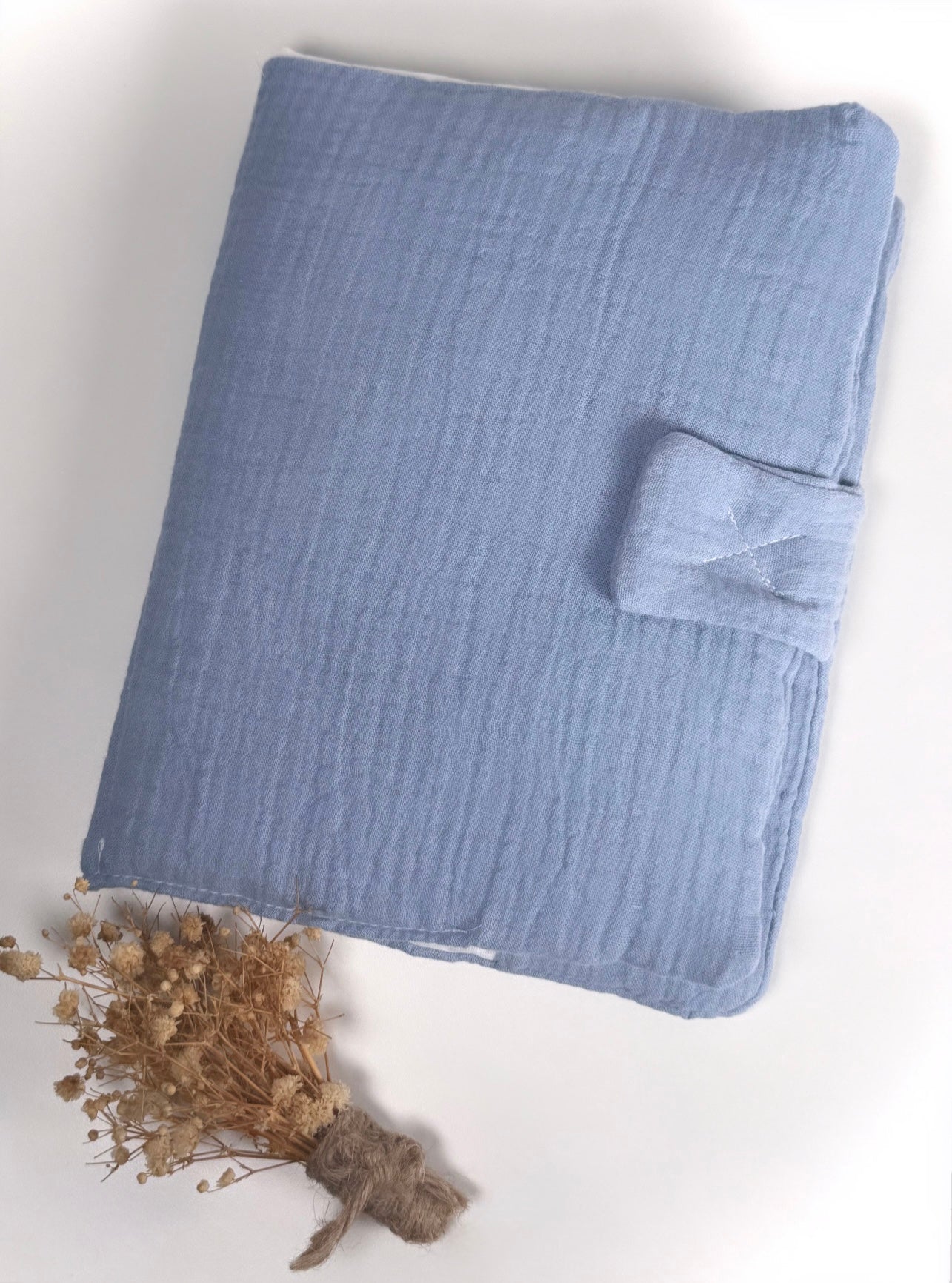 protège carnet de santé bébé personnalisé brodé main bleu jean
