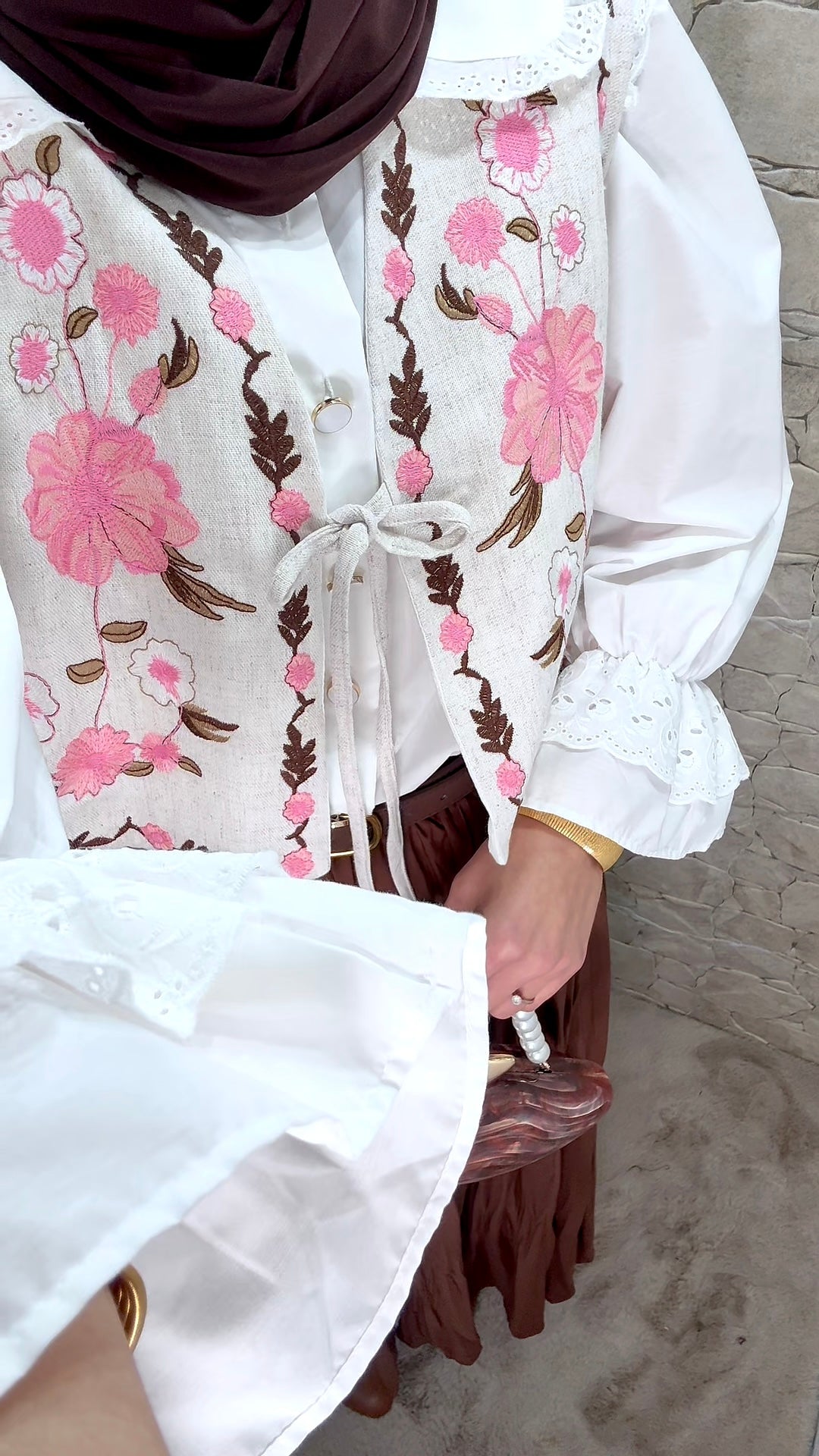 [Premium]  Gilet sans manche brodé - crème