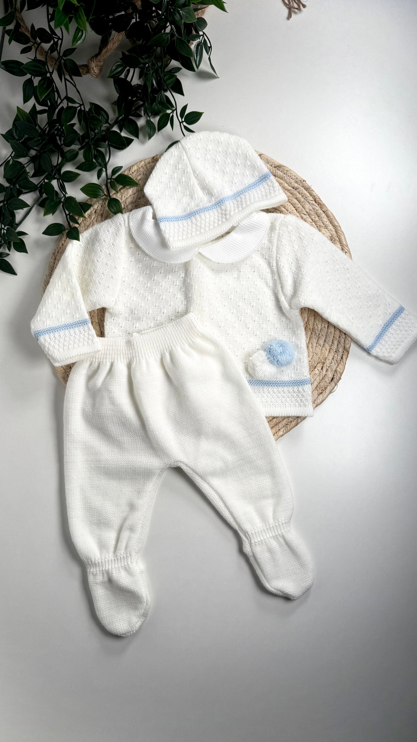 Ensemble naissance garçon en maille blanc et bleu 0-3 mois, 3 pièces avec bonnet, pantalon et haut certifié OEKO-TEX®
