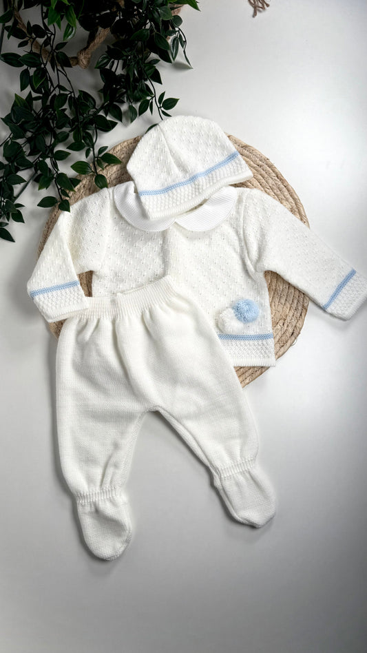 Ensemble naissance garçon en maille blanc et bleu 0-3 mois, 3 pièces avec bonnet, pantalon et haut certifié OEKO-TEX®