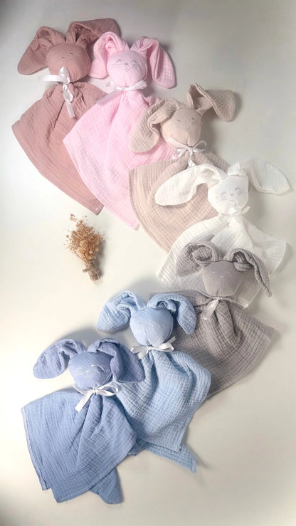 Doudou lapin personnalisé en coton avec prénom brodé pour bébé