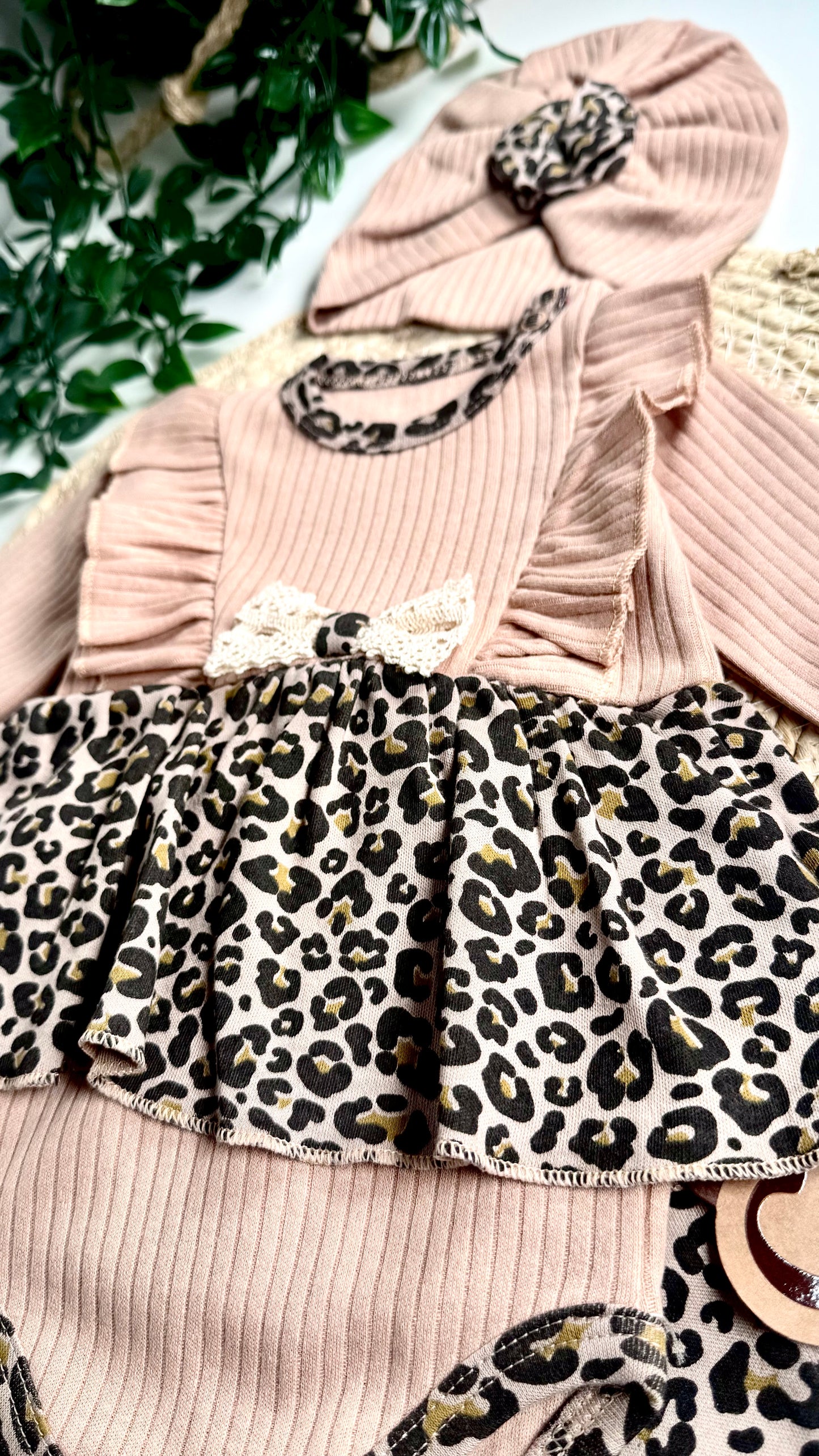Haut robe, pantalon et bonnet léopard en coton bio pour bébé fille
