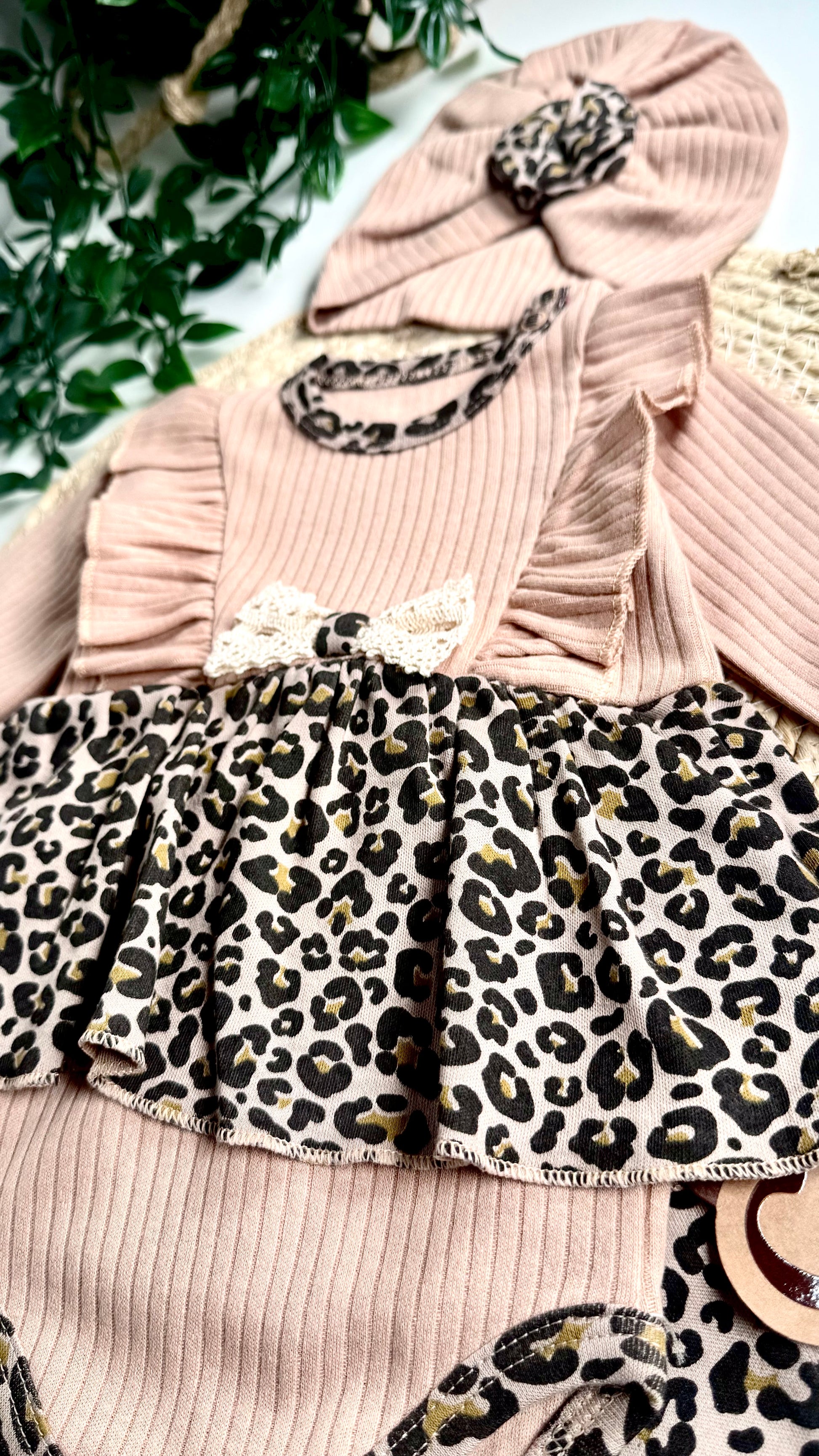 Haut robe, pantalon et bonnet léopard en coton bio pour bébé fille
