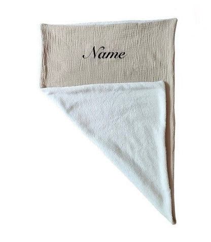 🧵 Couverture douillette 4 saisons personnalisée – brodée avec le prénom de votre bébé – Gaze de coton & polaire – OEKO-TEX®