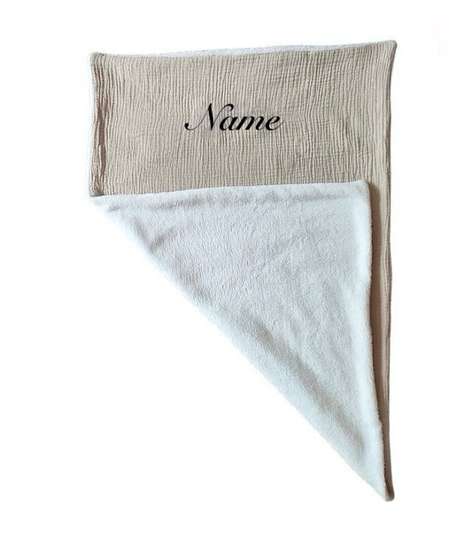 🧵 Couverture douillette 4 saisons personnalisée – brodée avec le prénom de votre bébé – Gaze de coton & polaire – OEKO-TEX®