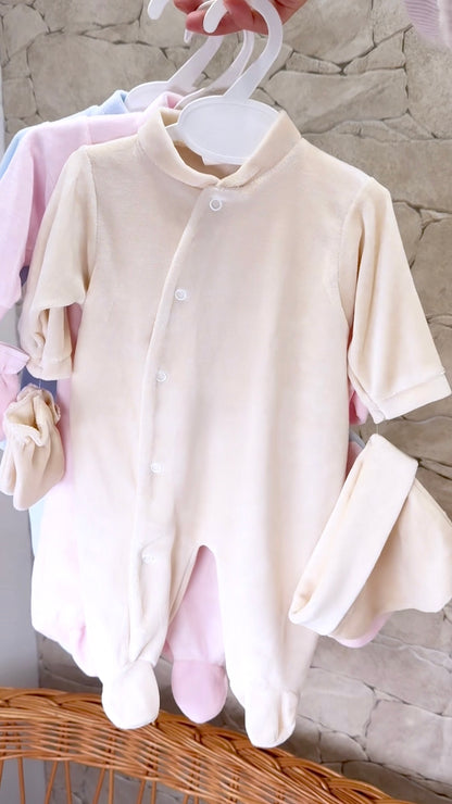 🧵Tenue de naissance en velours personnalisée brodée au prénom de bébé