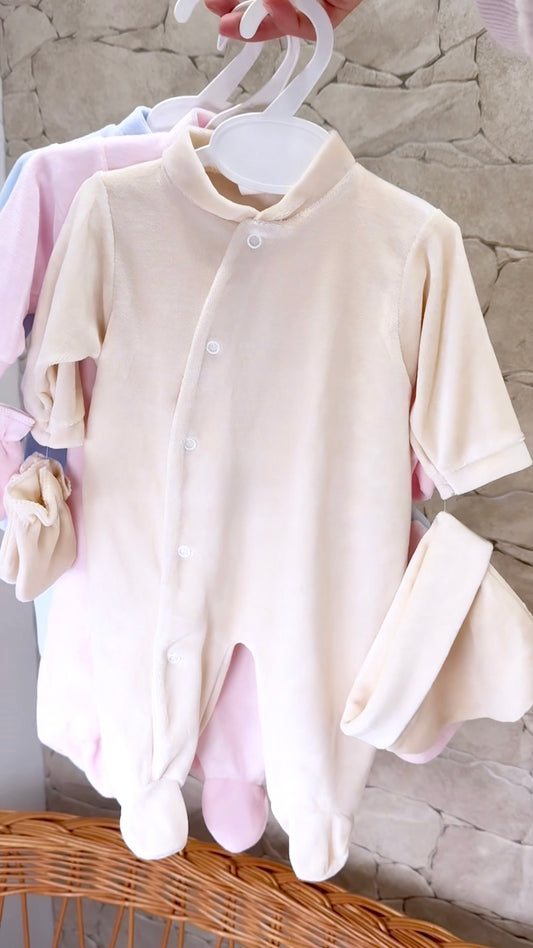 🧵Tenue de naissance en velours personnalisée brodée au prénom de bébé