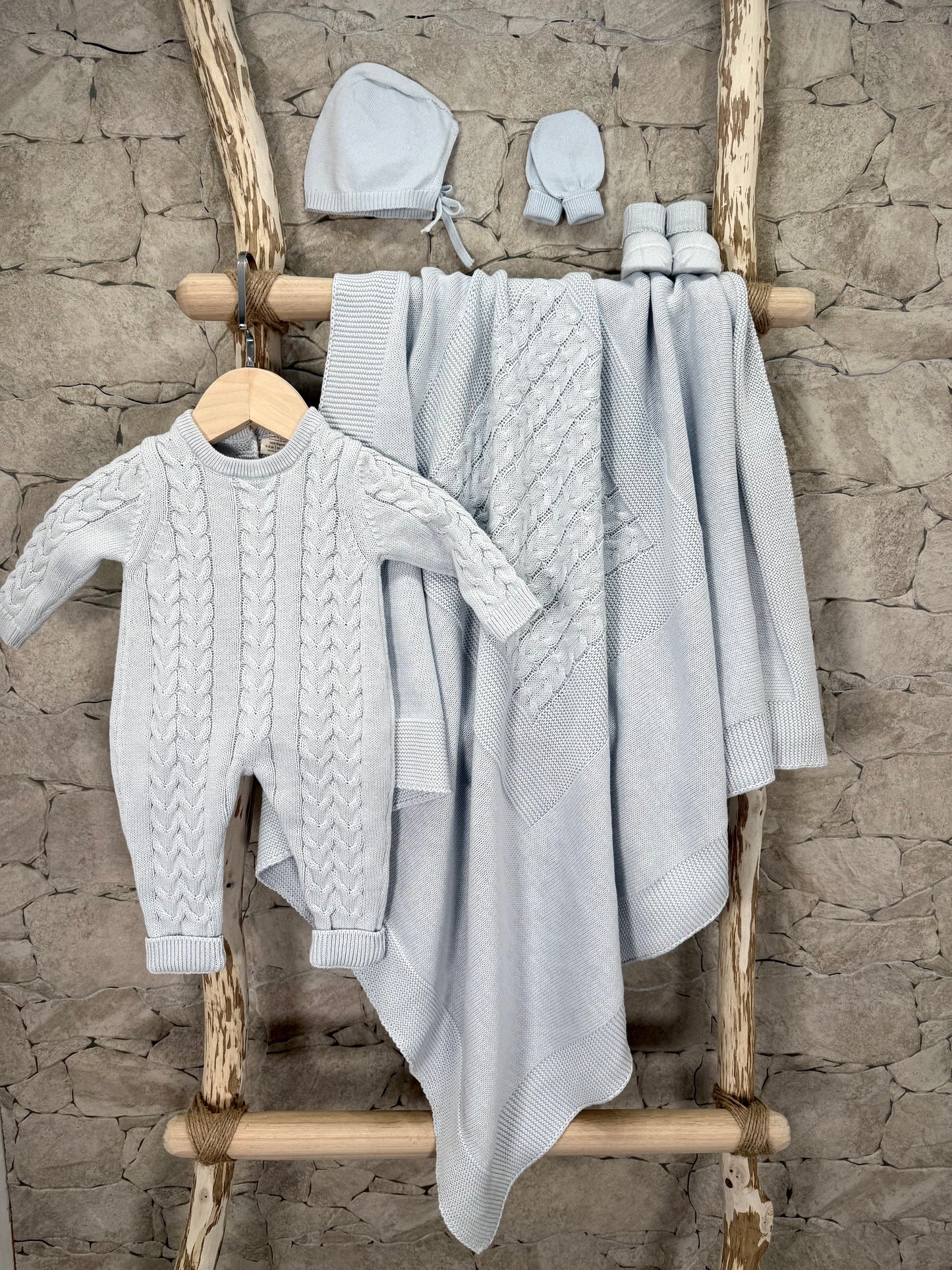 Ensemble naissance bébé garçon en tricot bleu 0-3 mois, 100 % coton bio – couverture, combinaison, bonnet, chaussons et gants.