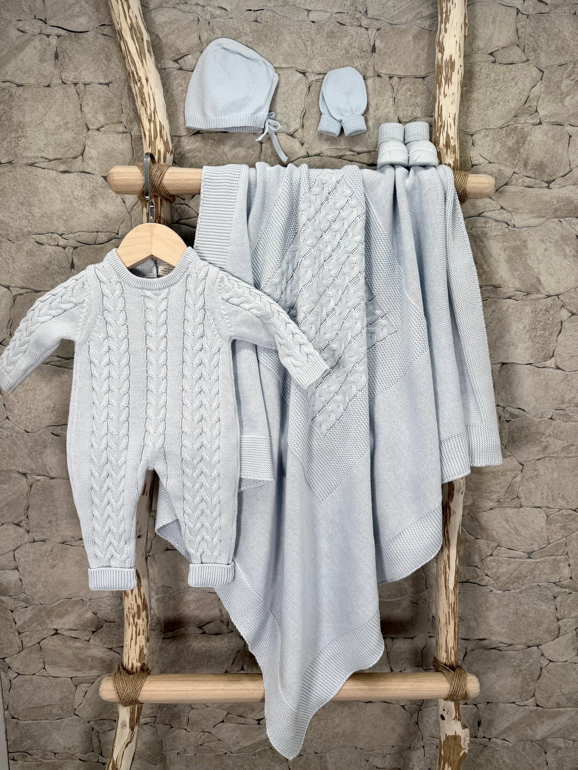 Ensemble naissance bébé garçon en tricot bleu 0-3 mois, 100 % coton bio – couverture, combinaison, bonnet, chaussons et gants.