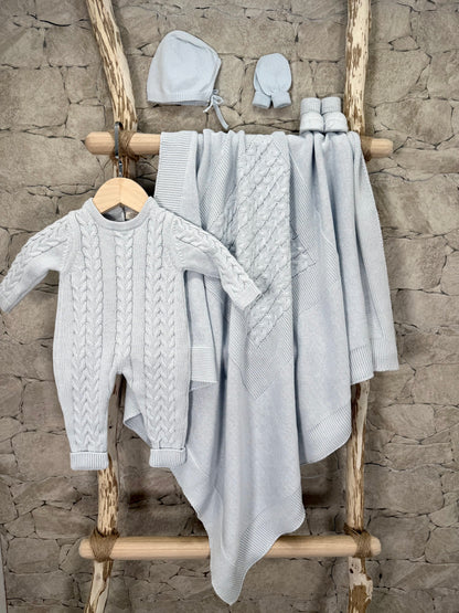 Ensemble naissance bébé garçon en tricot bleu 0-3 mois, 100 % coton bio – couverture, combinaison, bonnet, chaussons et gants.