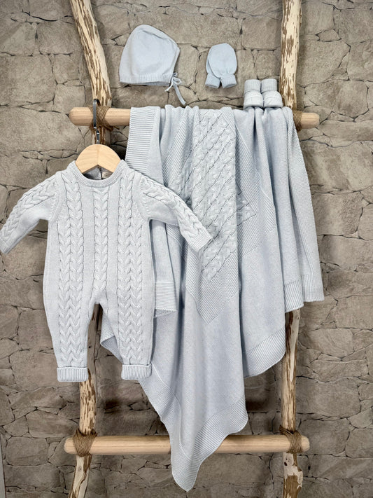 Ensemble naissance bébé garçon en tricot bleu 0-3 mois, 100 % coton bio – couverture, combinaison, bonnet, chaussons et gants.