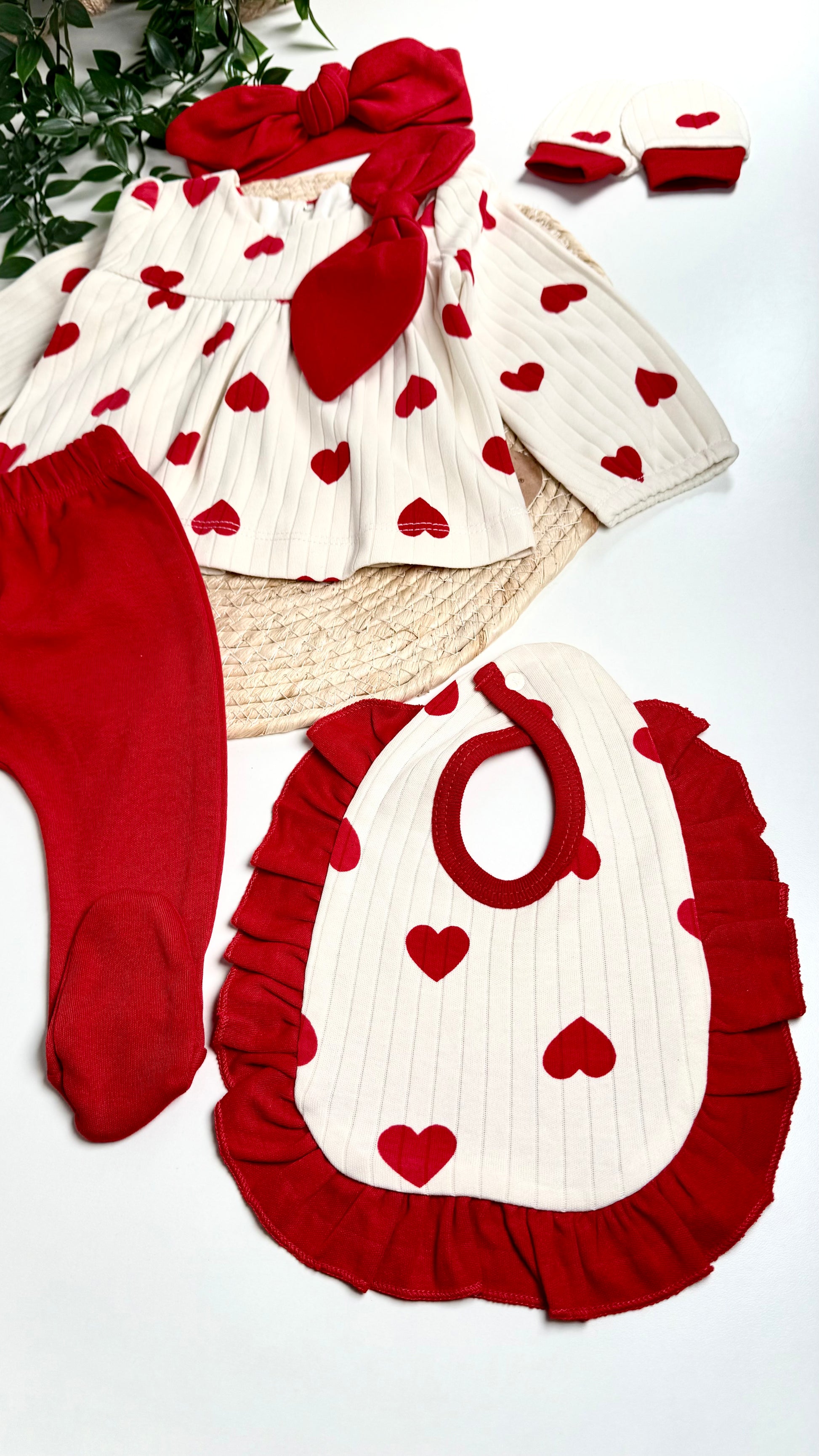 Accessoires ensemble naissance 0-3 mois – Bandana, gants et bavoir en coton premium avec détails cœur