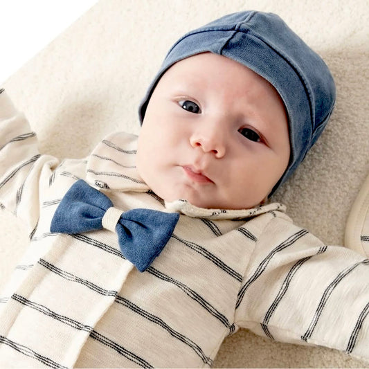 [Premium] Ensemble naissance garçon 100% coton bio bleu/crème – Haut, pantalon, bonnet, gants et bavoir – 0-3 mois