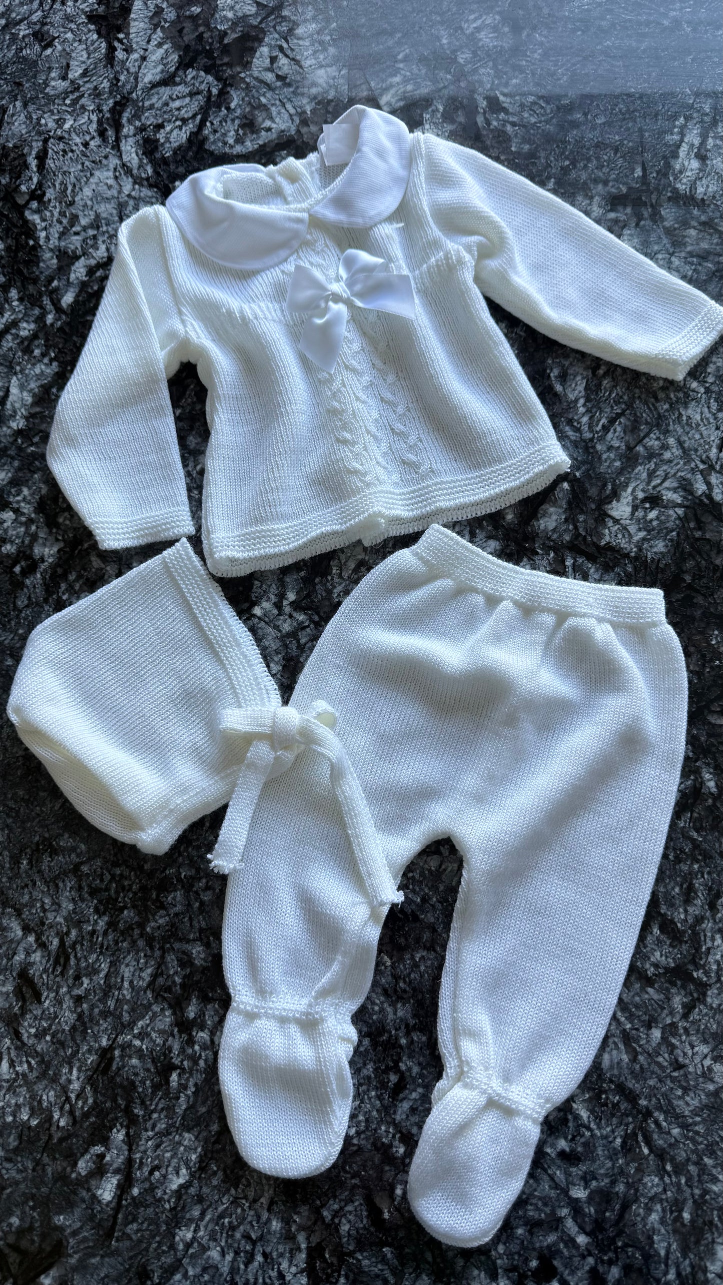 Ensemble naissance fille 3 pièces en tricot écru – Léger, doux et raffiné – 0-3 mois