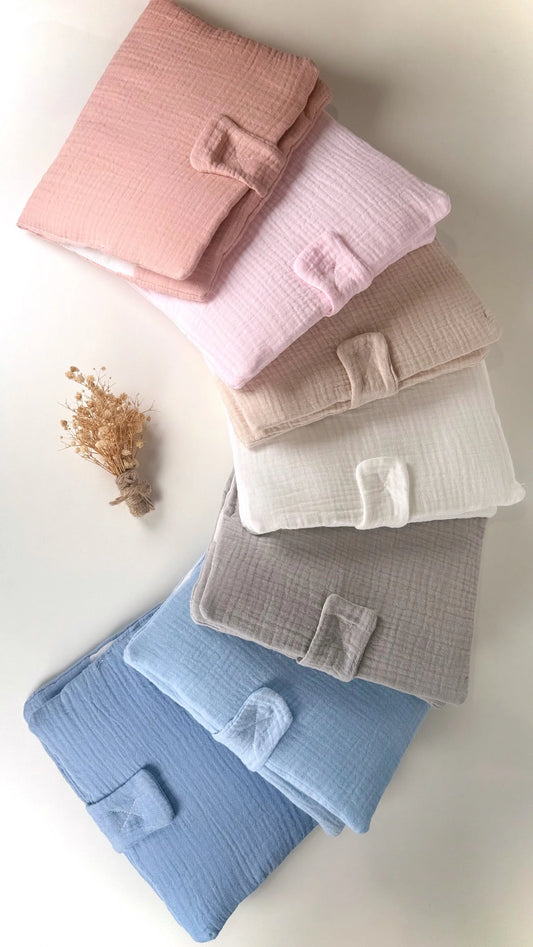 Protège carnet de santé personnalisé en broderie avec le prénom de bébé en coton