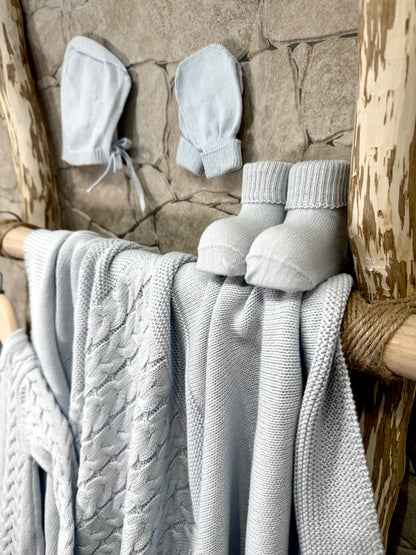 Détail du tricot coton bio certifié GOTS, ensemble naissance bleu.