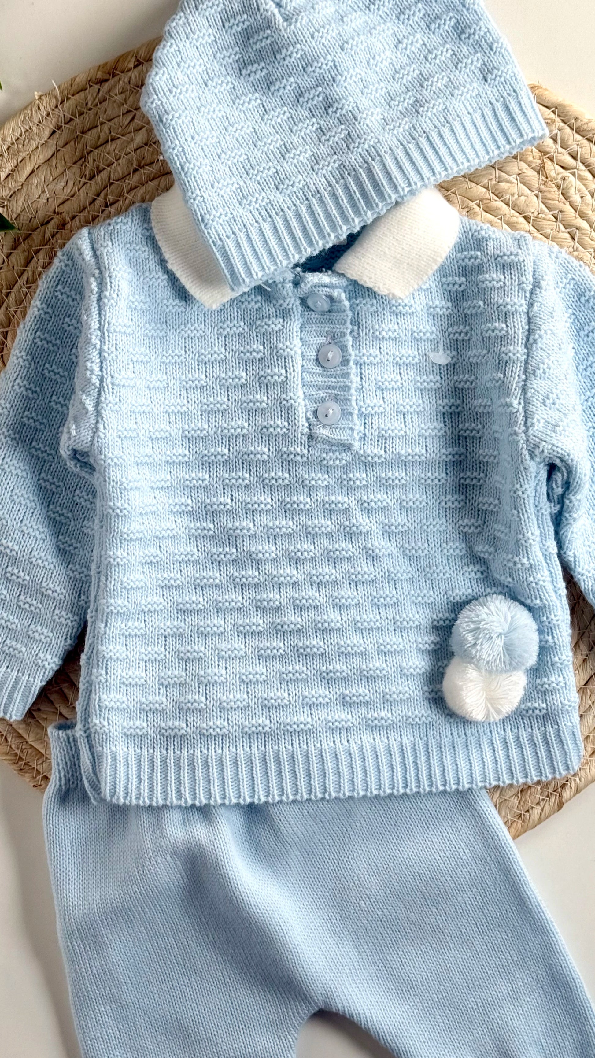 Zoom de la tenue naissance en maille 3 pièces pour bébé 0-3 mois parfait comme cadeau de maternité 
